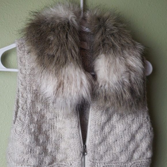 Ann Taylor Loft beige Knit Vest with faux fur collar size small - Picture 3 of 7